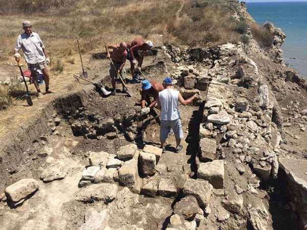 В Крыму нашли древнее захоронение маленького мальчика с сильно вытянутым черепом